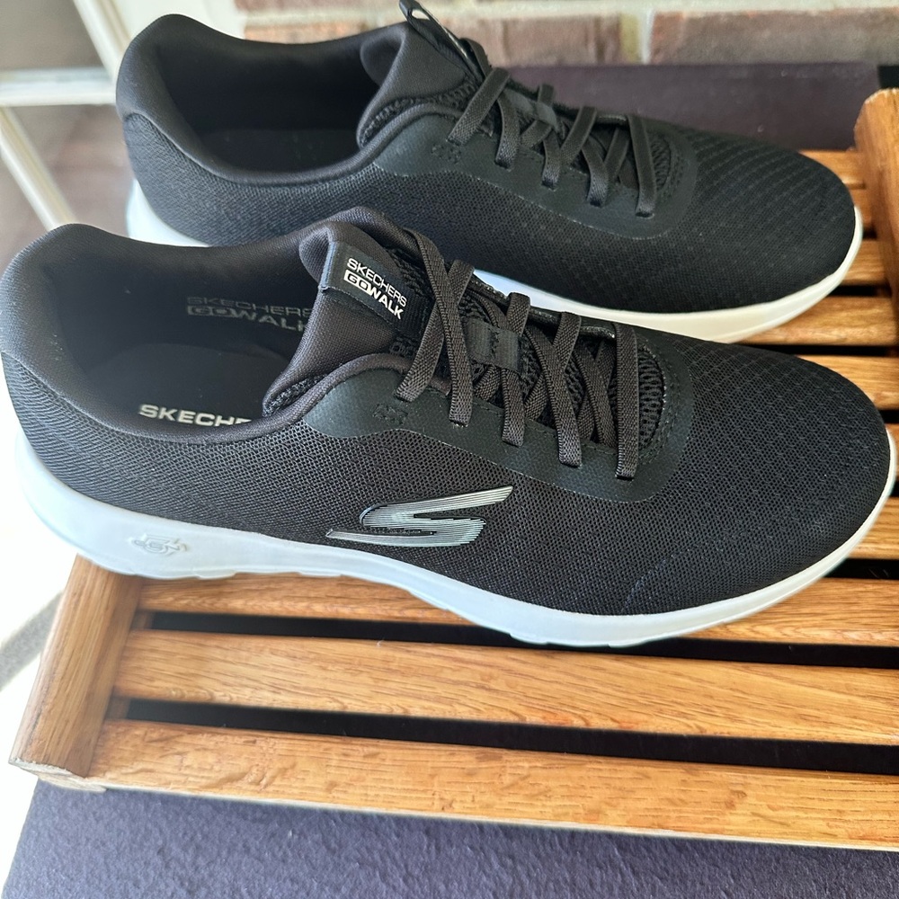 Skechers Black Sneakers with Breathable Knit and Sleek Silhouette - Picture 13 of 14